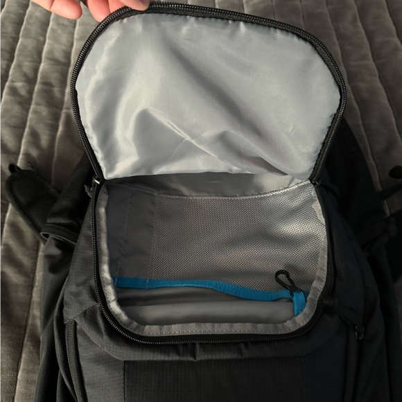 Thule Backpack for 15.6” laptop with 10.1” tablet sleeve and water bottle holder - Picture 6 of 6